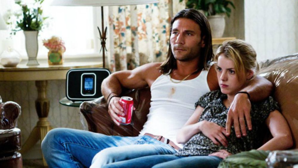 Zach McGowan as Jody and Laura Wiggins as Karen in Shameless