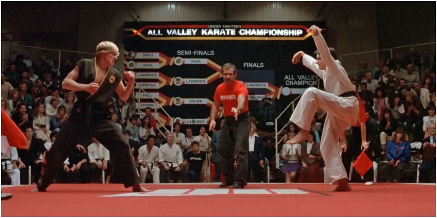 O guindaste Karate Kid chuta William Zabka e Johnny e Ralph Macchio como Daniel