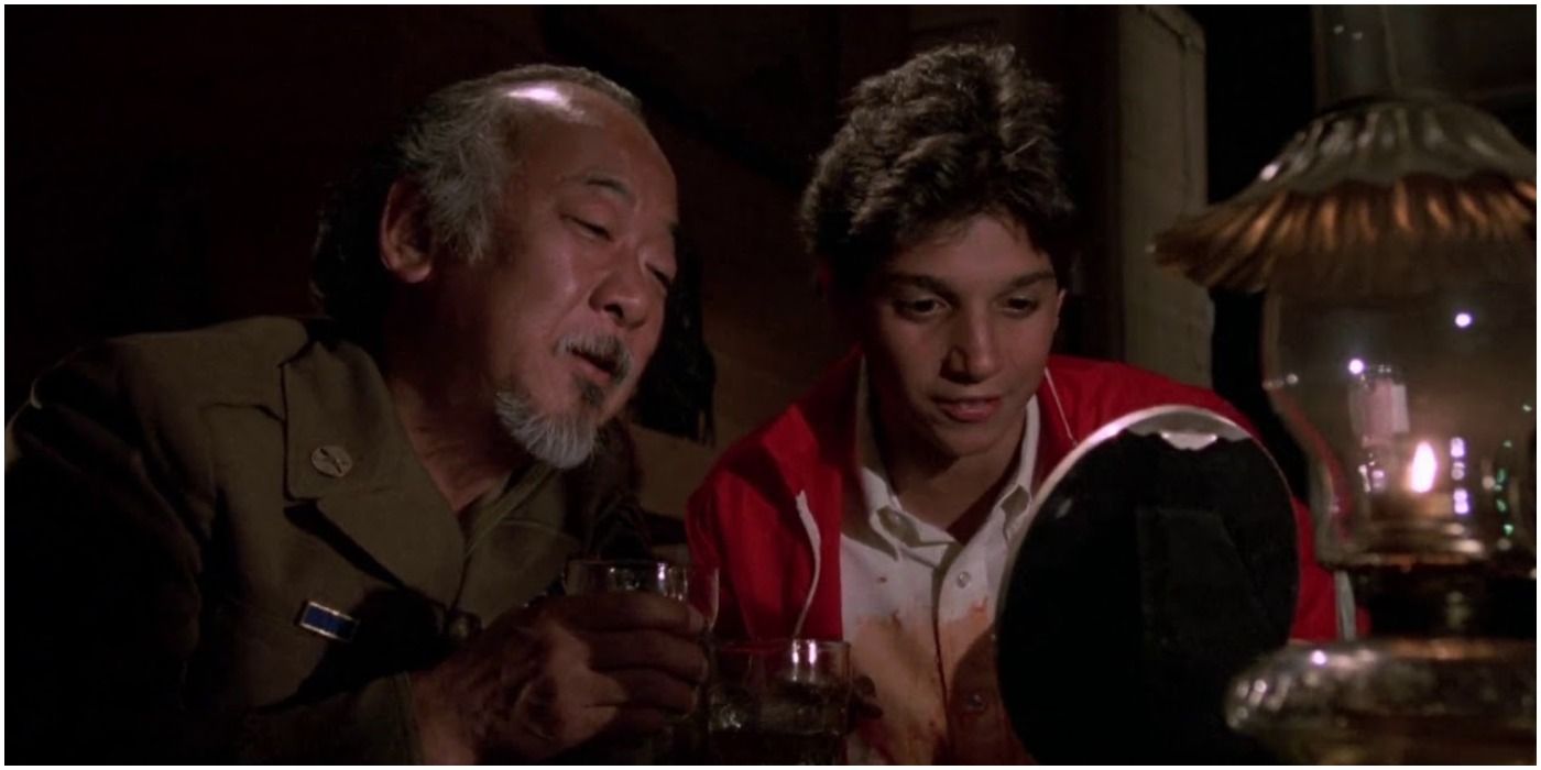 Pat Morita como o Sr. Miyagi e Ralph Macchio como Daniel LaRusso em The Karate Kid