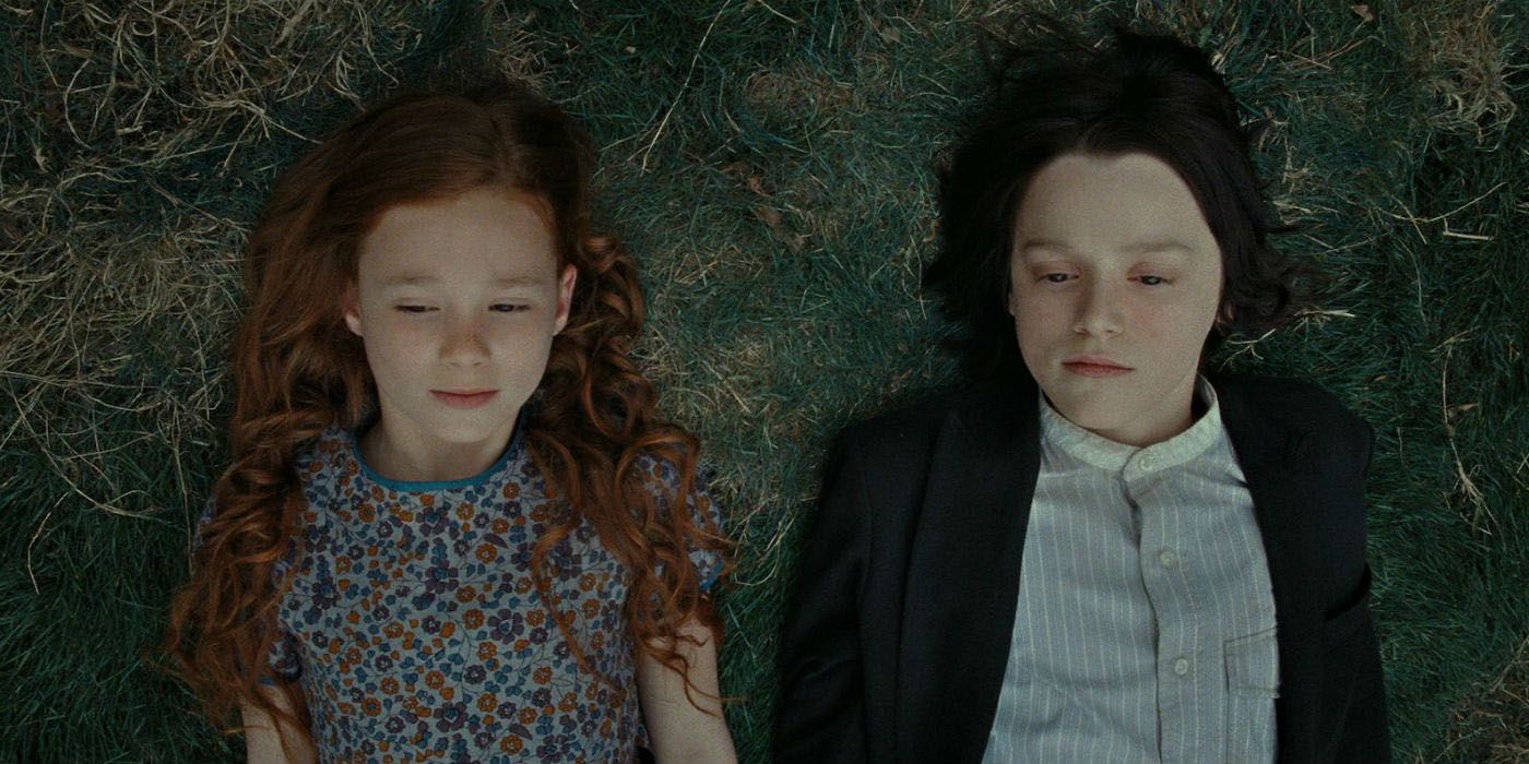 Um jovem Snape e Lily deitados juntos em Harry Potter