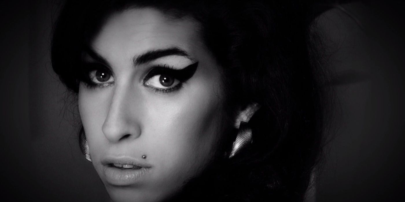 Amy WInehouse in black and white.