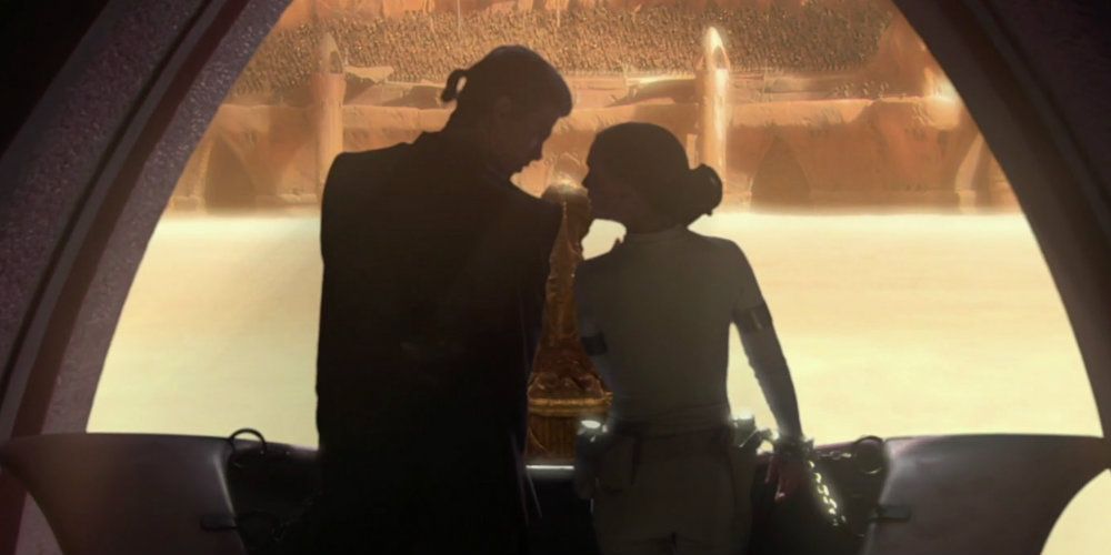 Anakin Skywalker and Padme Amidala lean in to kiss in Geonosis in Star Wars