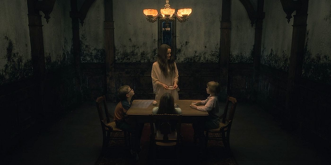 Carla Cugino in The Haunting of Hill House Red Room