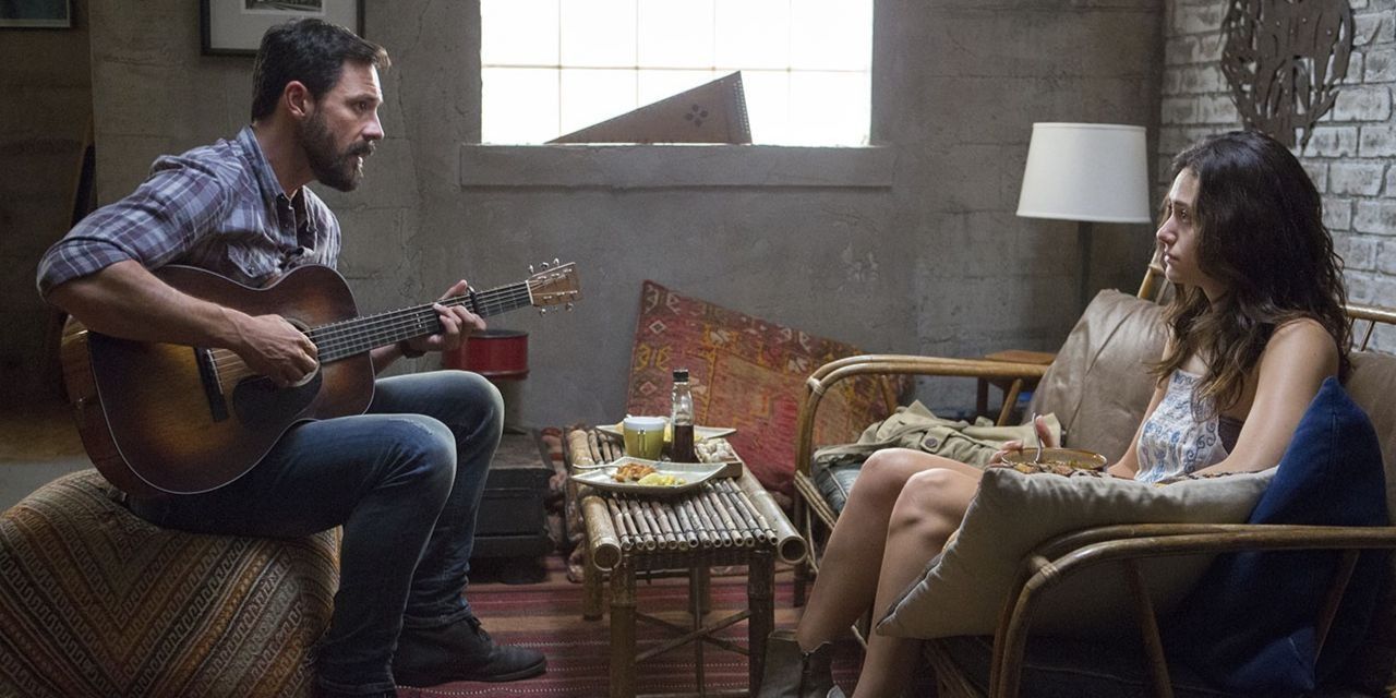 Gus toca guitarra para Fiona em seu loft em Shameless