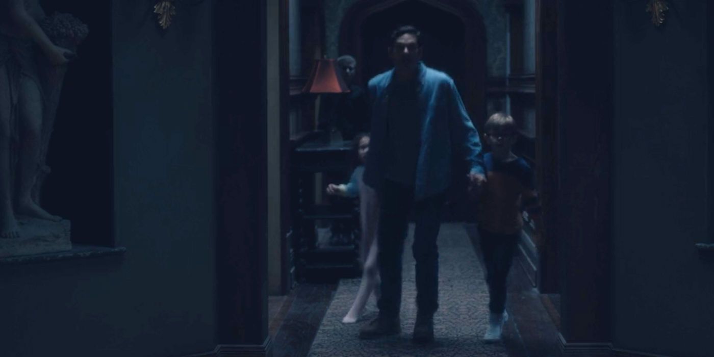 Haunting of Hill House - Hidden ghost in Hallway