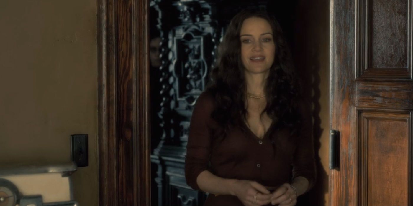 Haunting of Hill House - Hidden ghost outside kitchen