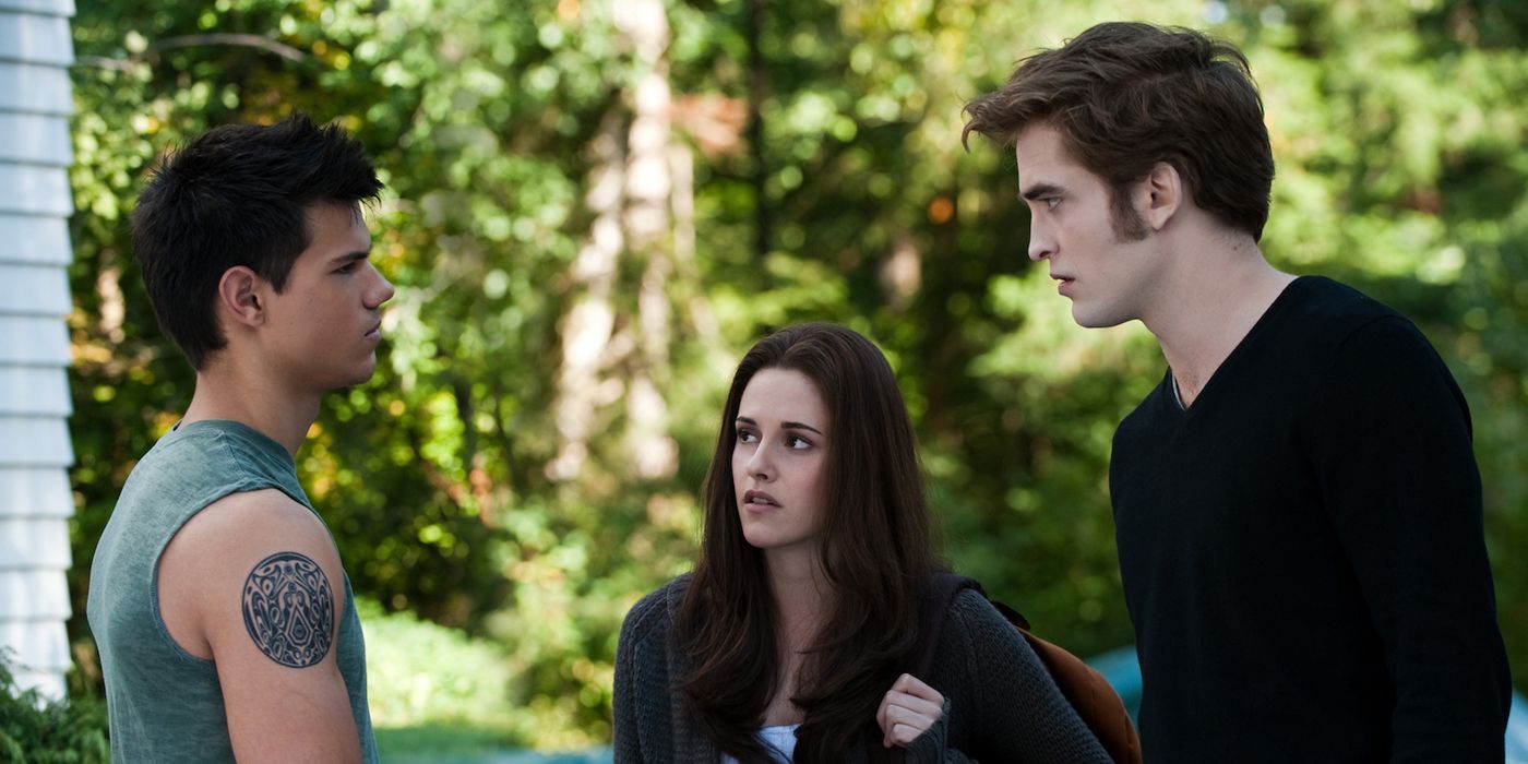 Jacob conversando com Edward e Bella em Crepúsculo.