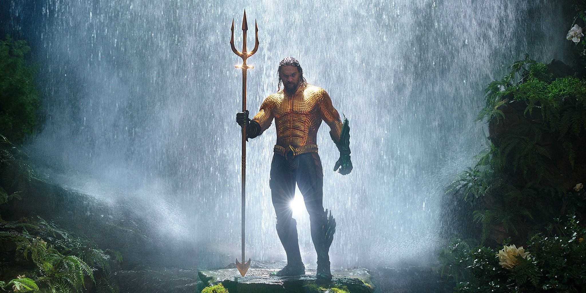Jason Momoa in the classic Aquaman costume