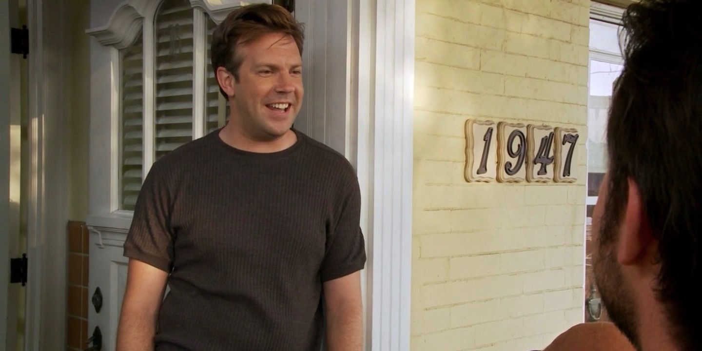 Jason Sudeikis answers the door to Charlie in It's Always Sunny in Philadelphia