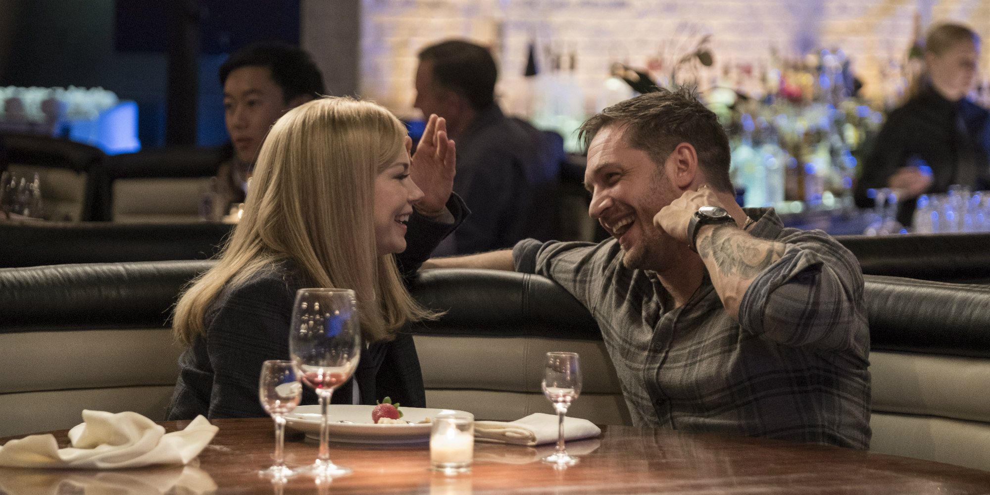 Michelle Williams and Tom Hardy talk at dinner in Venom.