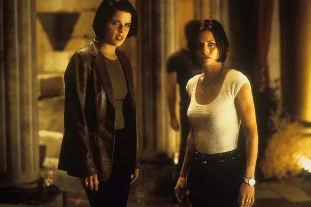 Neve Campbell And Courtney Cox in Scream 2