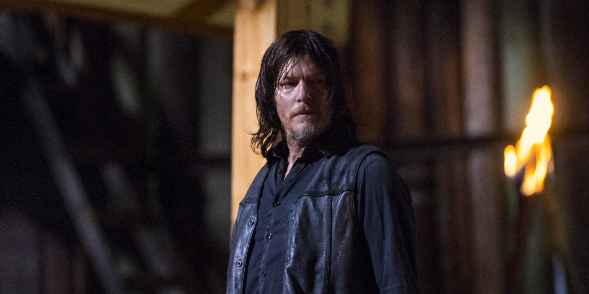 Daryl Dixon olhando para a esquerda em The Walking Dead