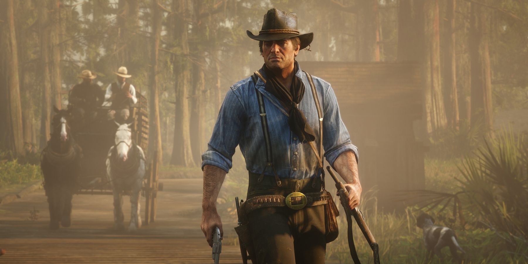 Arthur Morgan segurando uma pistola e um rifle em Red Dead Redemption 2