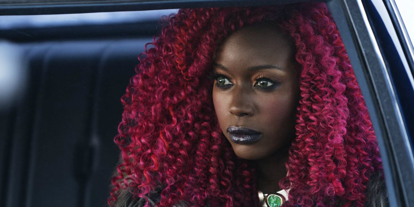 Starfire in a car looking serious in Titans