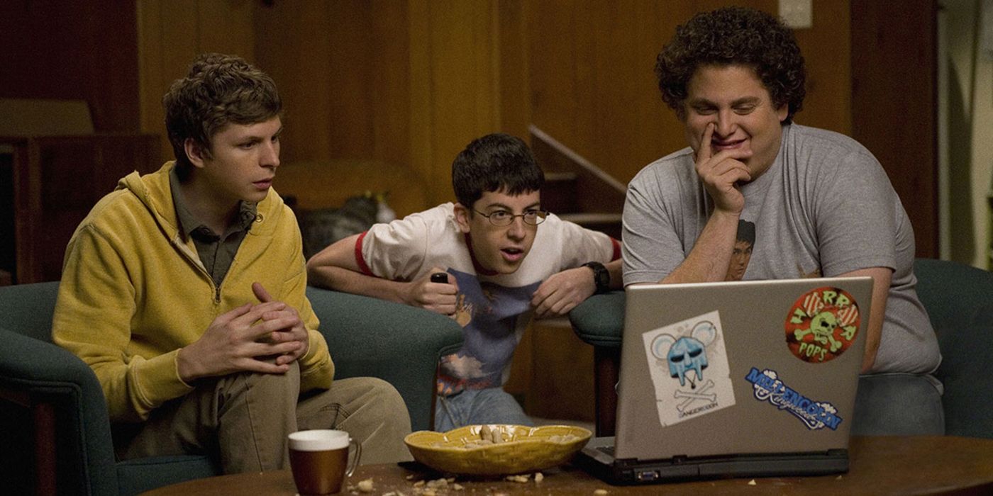 Michael Cera, Christopher Mintz-Plasse, and Jonah Hill looking at a laptop in Superbad.