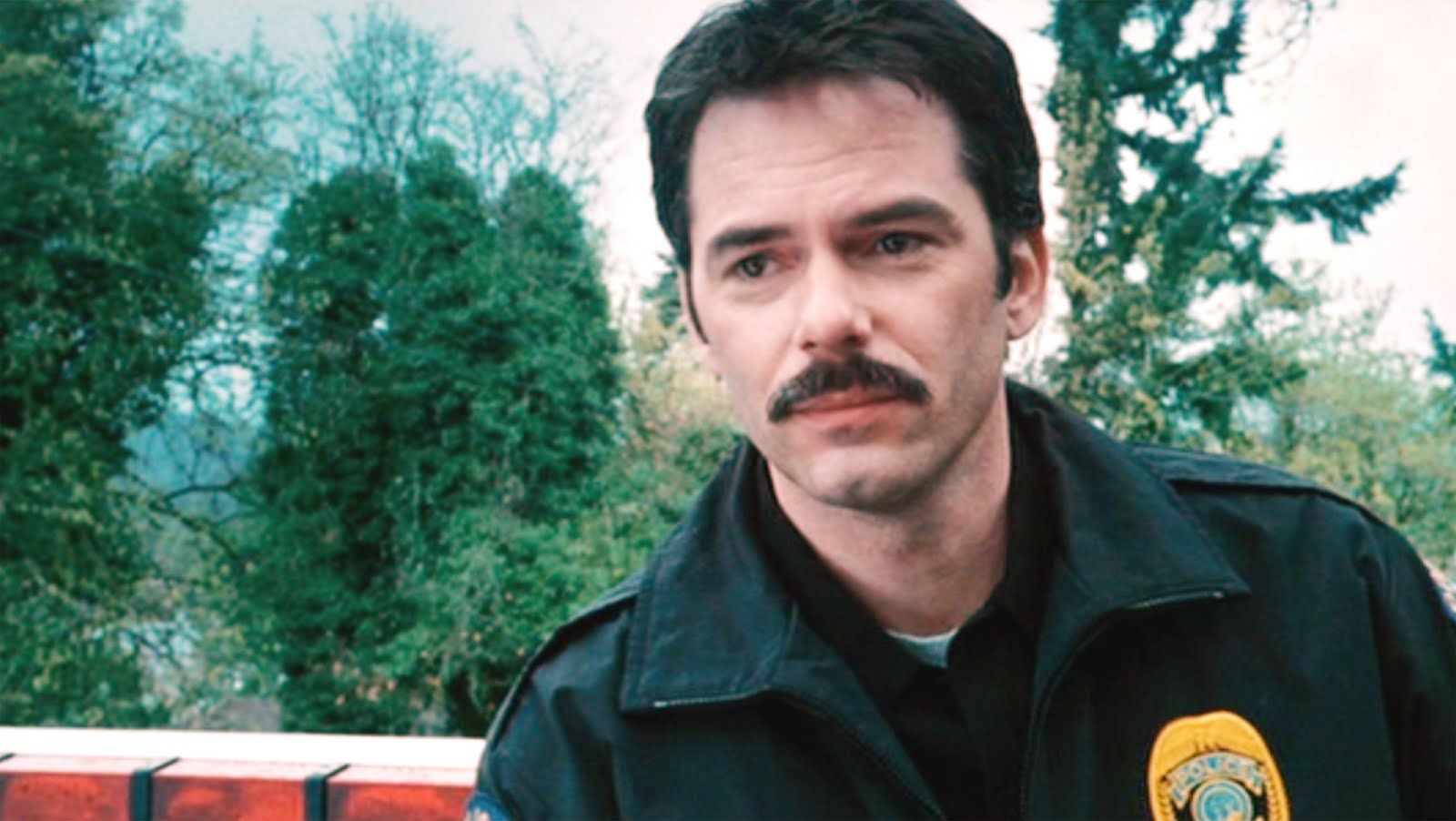 Billy Burke as Charlie Swan wearing his police uniform in Twilight (2008)