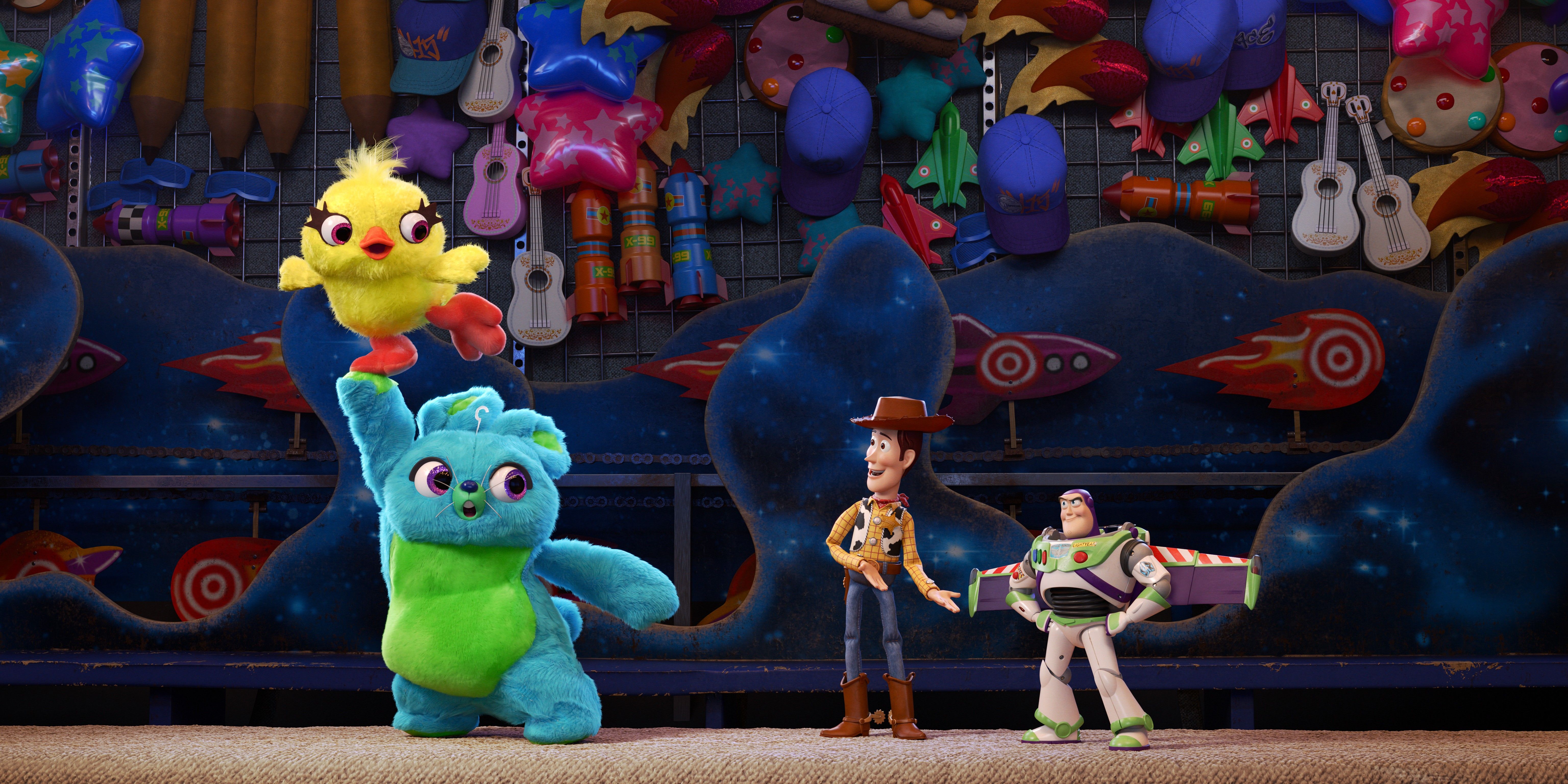 Ducky e Bunny ao lado de Woody e Buzz em Toy Story 4 da Pixar