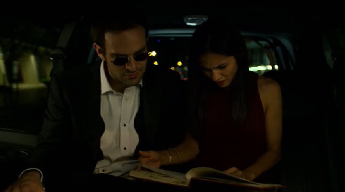 Elektra reads a book in Daredevil