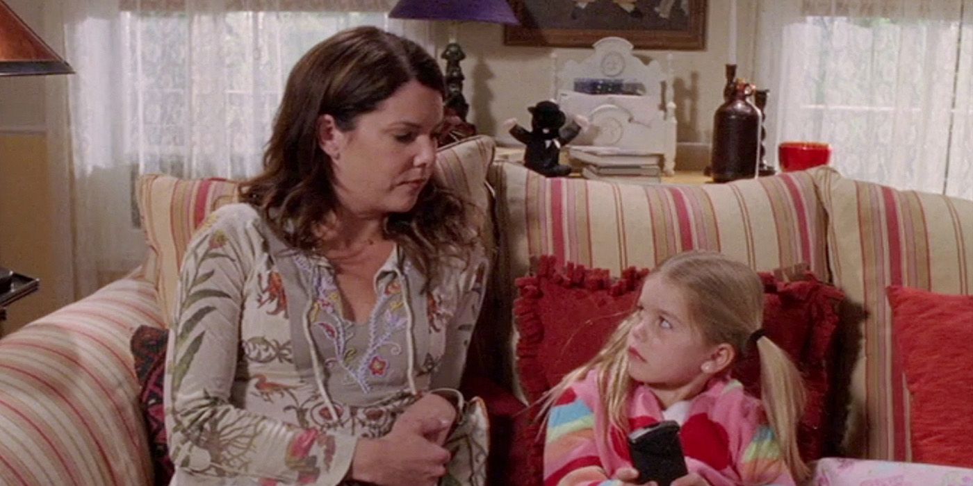 Lorelai and Gigi sitting on a couch on Gilmore Girls