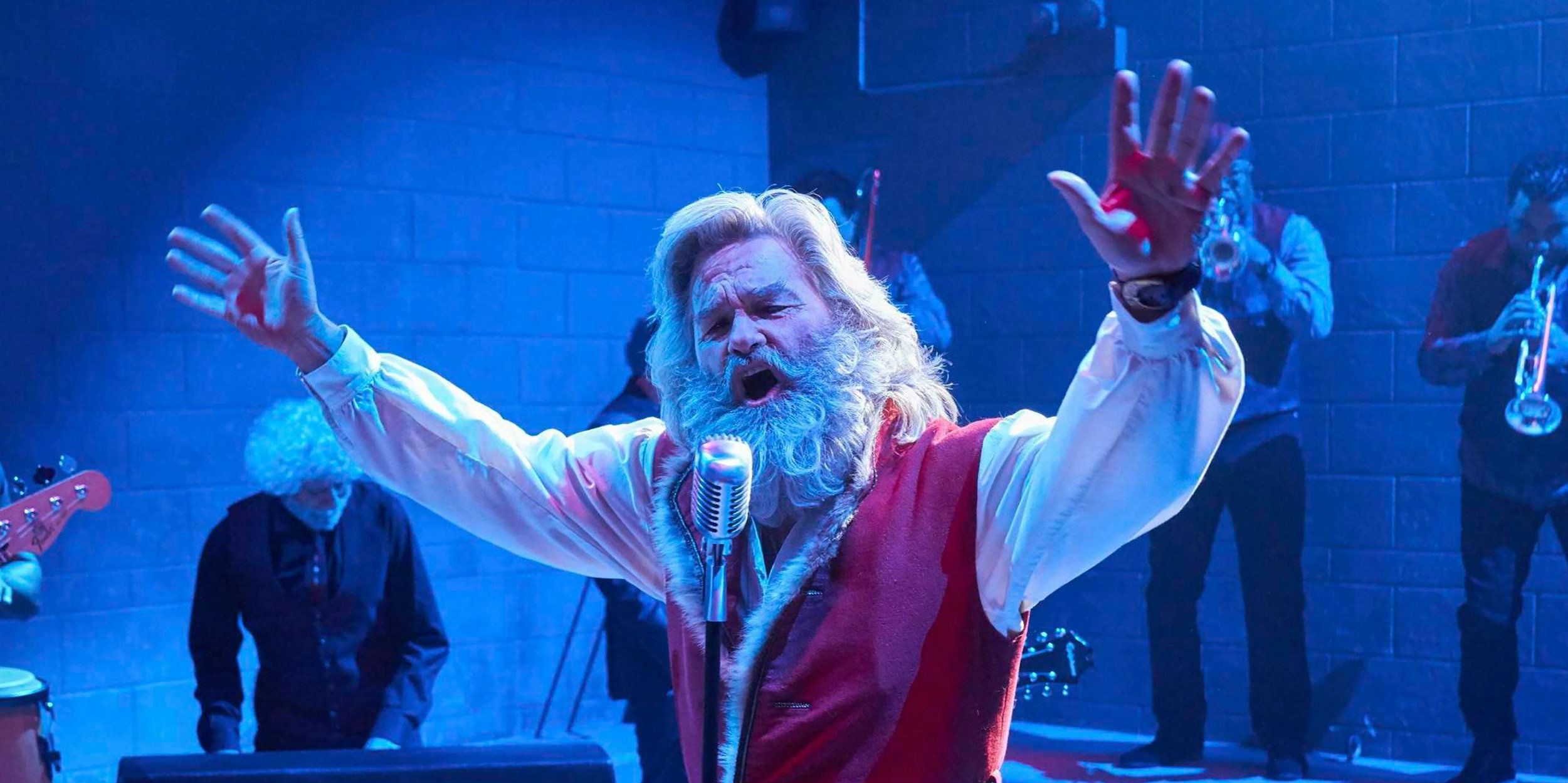 Kurt Russell singing in the Christmas Chronicles.