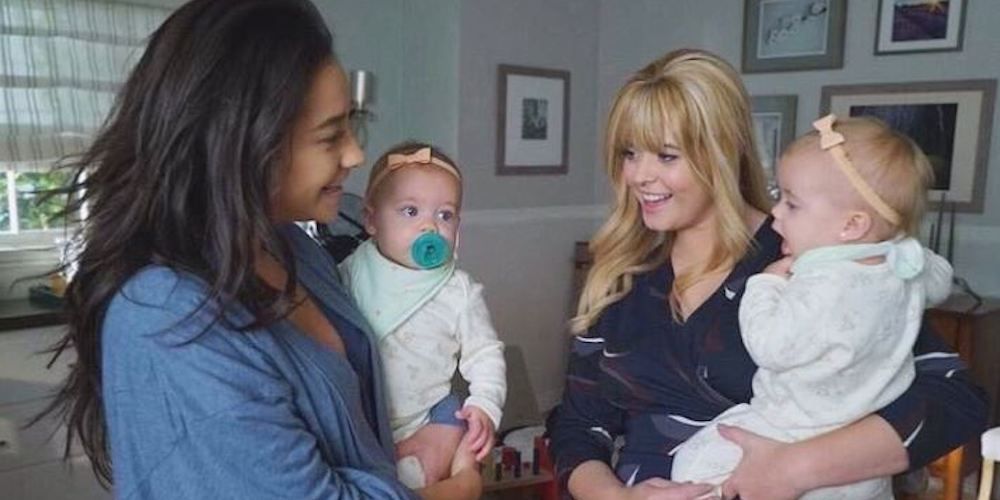 Emily and Ali holding their twin babies on PLL