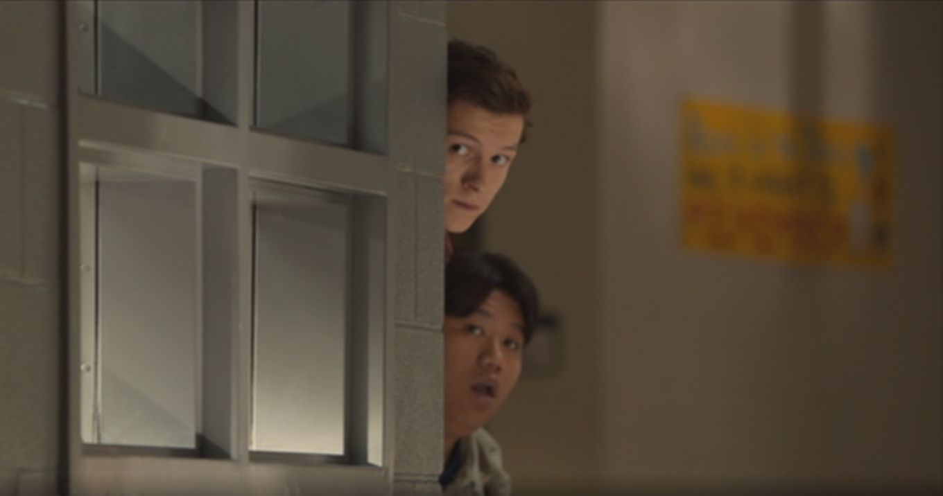 Peter e Ned se escondendo na escola Spider-Man Homecoming