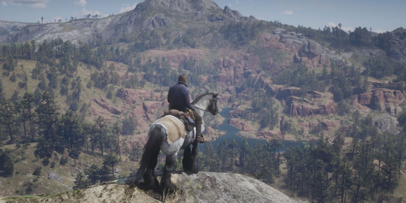 Arthur dari Red Dead Redemption 2 mengendarai Kuda Shire dan melihat pemandangan pegunungan.