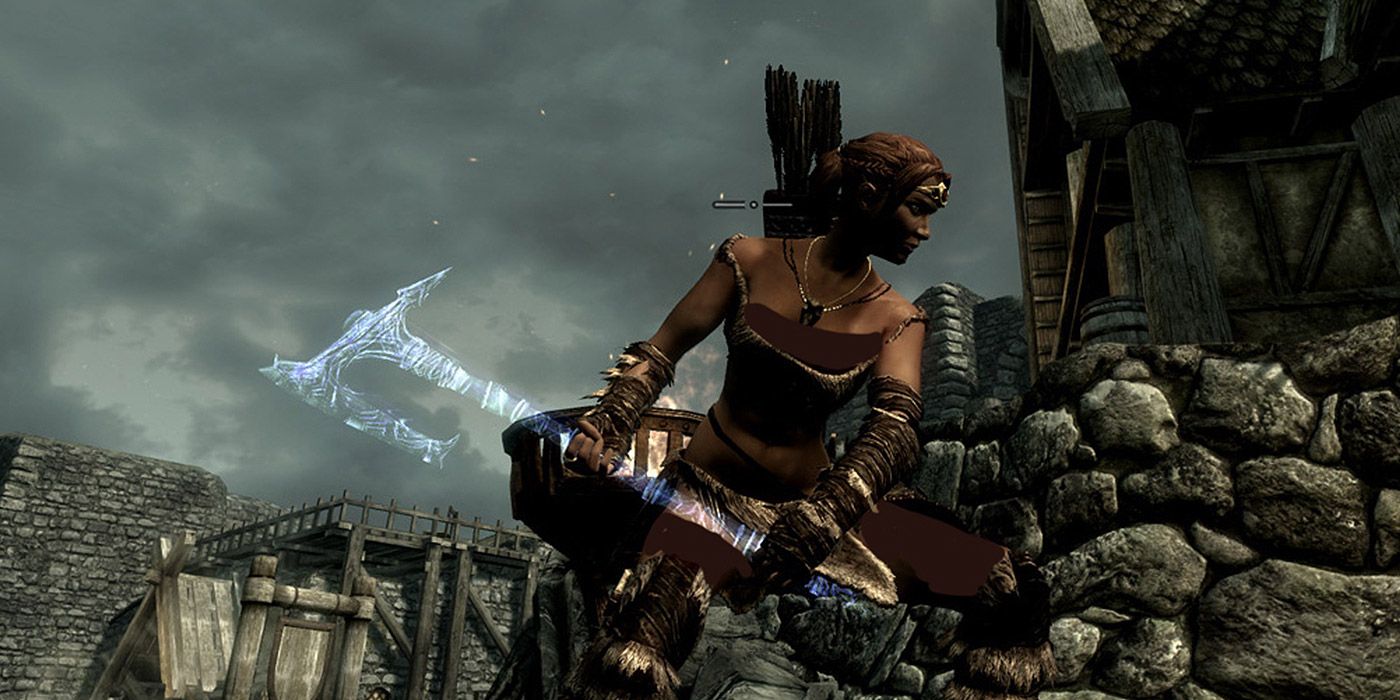 Una jugadora sosteniendo el Drainblood Axe en Skyrim contra un cielo gris tormentoso.