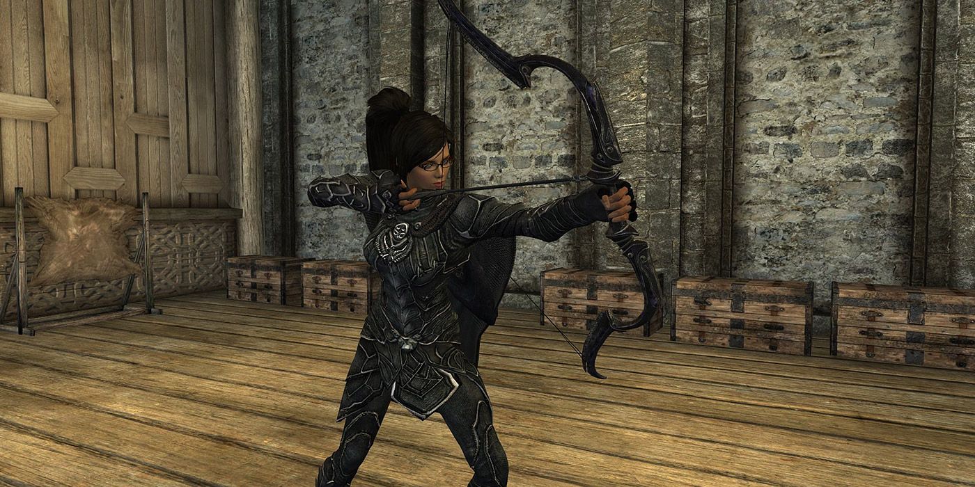 Una jugadora sosteniendo el Dwarven Black Bow en Skyrim