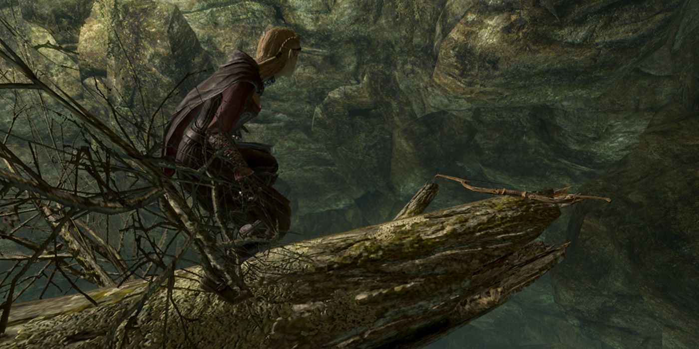 Un jugador agachado sobre un tronco, que cuelga sobre un acantilado, y encuentra el arco Zephyr en Skyrim