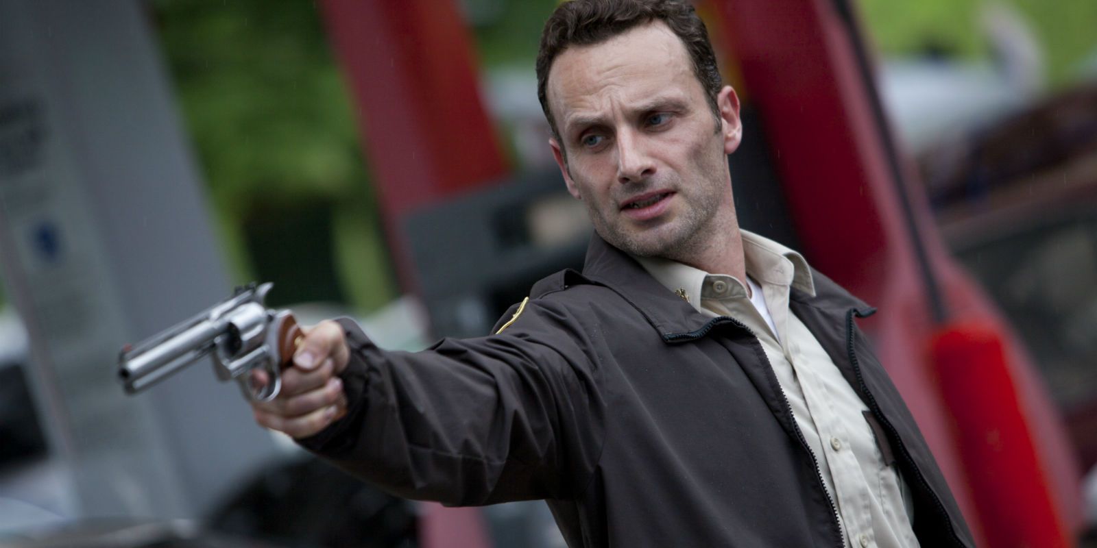 Rick Grimes pointing a gun in The Walking Dead season 1.