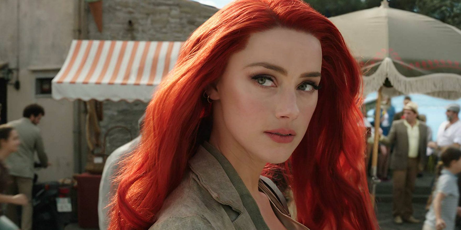 Mera turning to her right in Aquaman