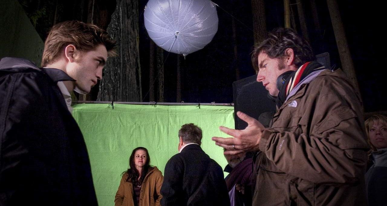 Robert Pattinson and director Chris Weitz on the set of Twilight New Moon