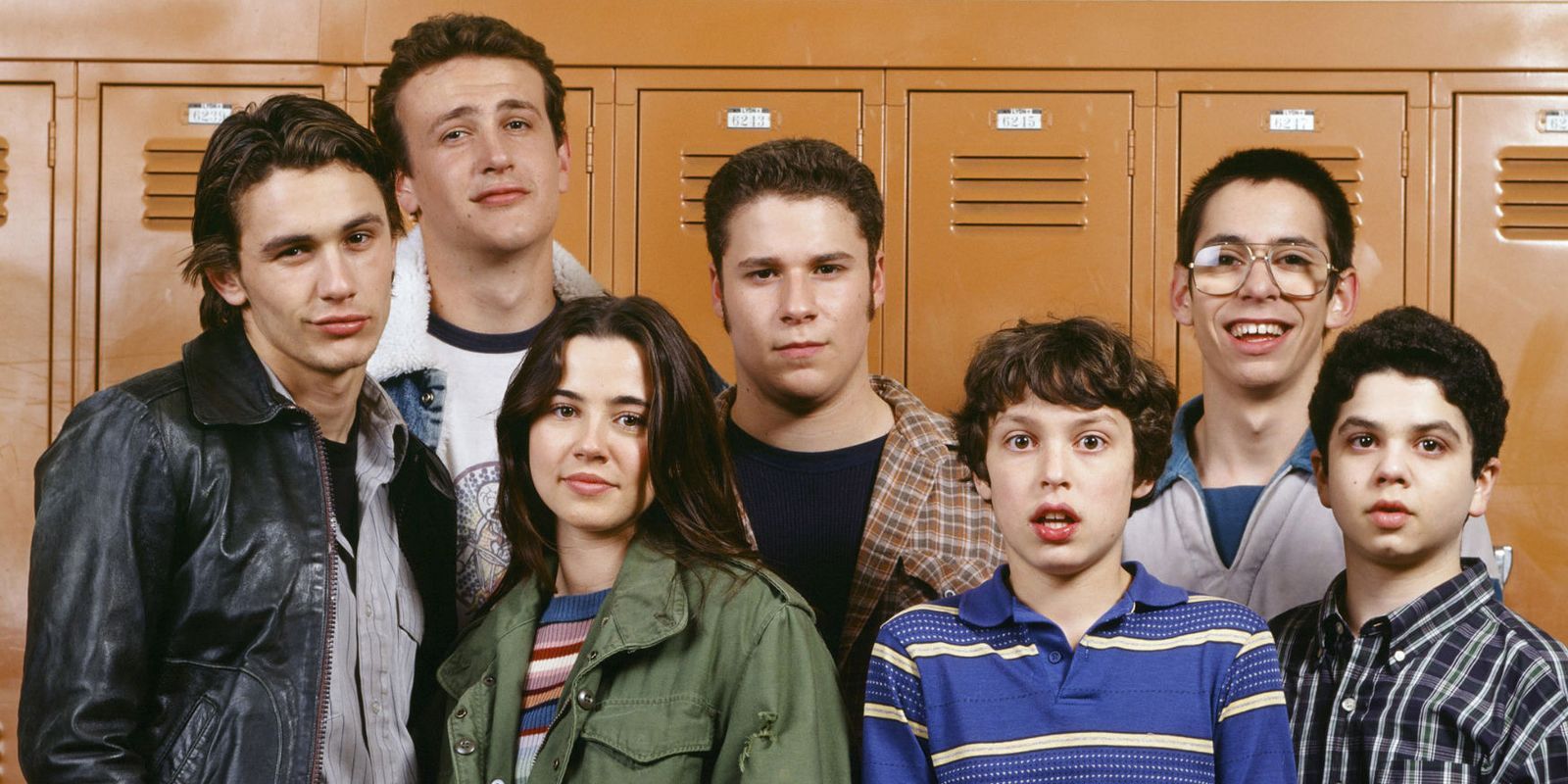 The Freaks And Geeks cast in front of lockers.