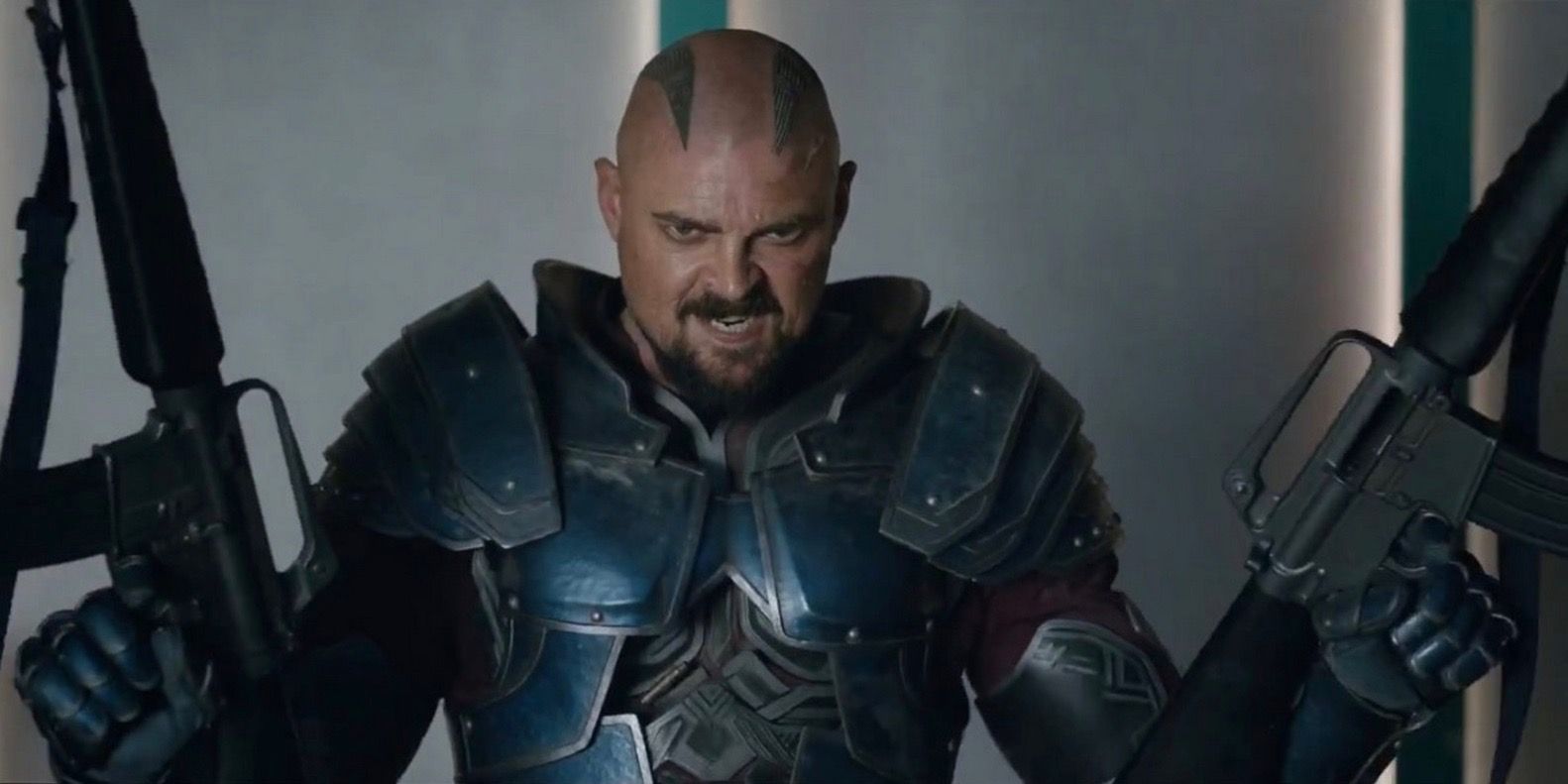 Uma imagem de Skurge segurando duas armas em Thor: Ragnarok