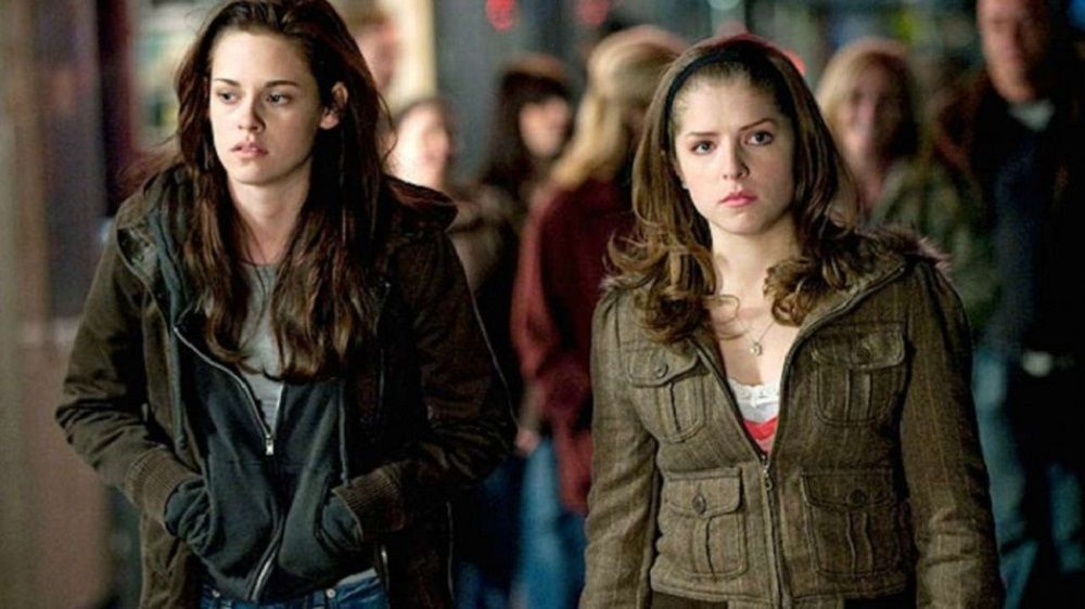 Bella and Jessica walk out of the theatre in New Moon.