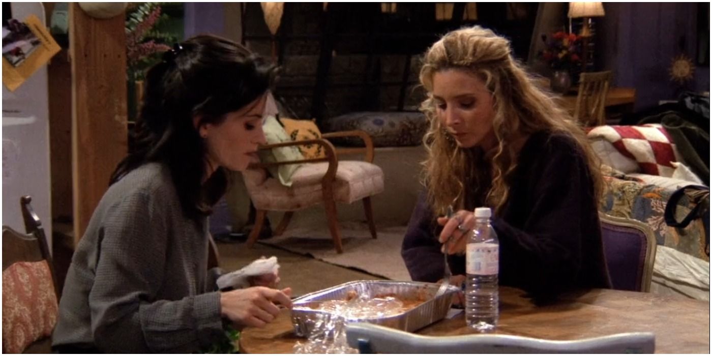 Lisa Kudrow as Phoebe and Courtney Cox as Monica in Friends