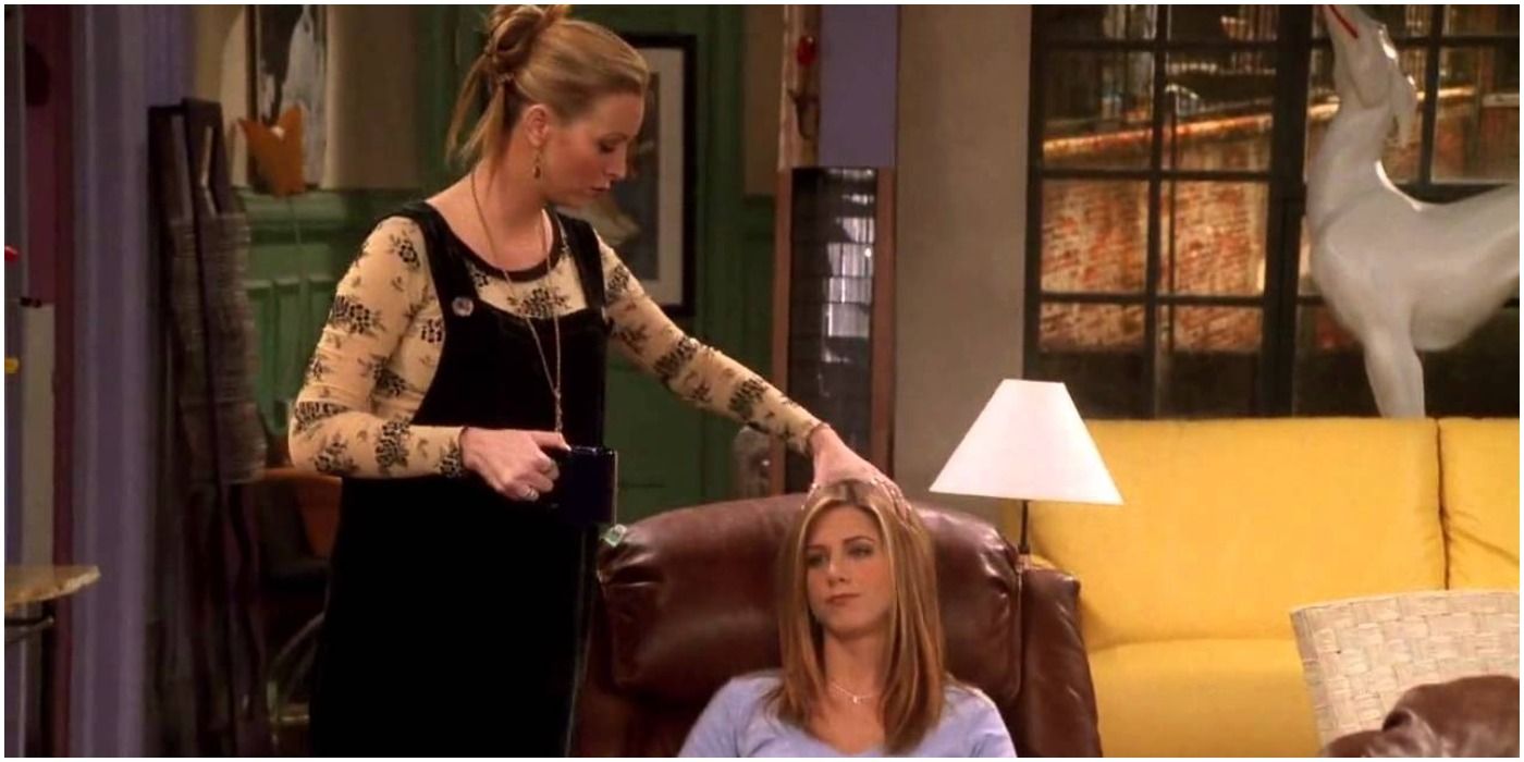 Lisa Kudrow as Phoebe and Jennifer Aniston as Rachel in Friends