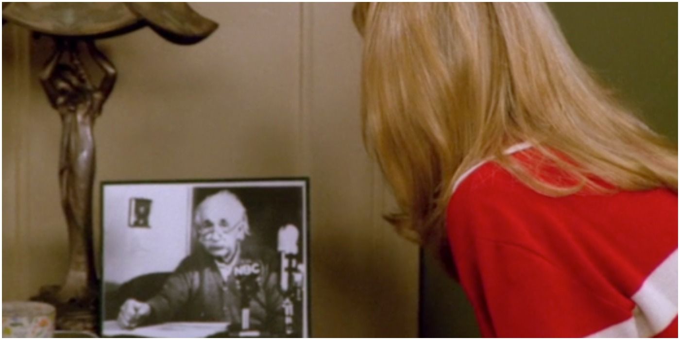 Lisa Kudrow as Phoebe in Friends with photo of Einstein