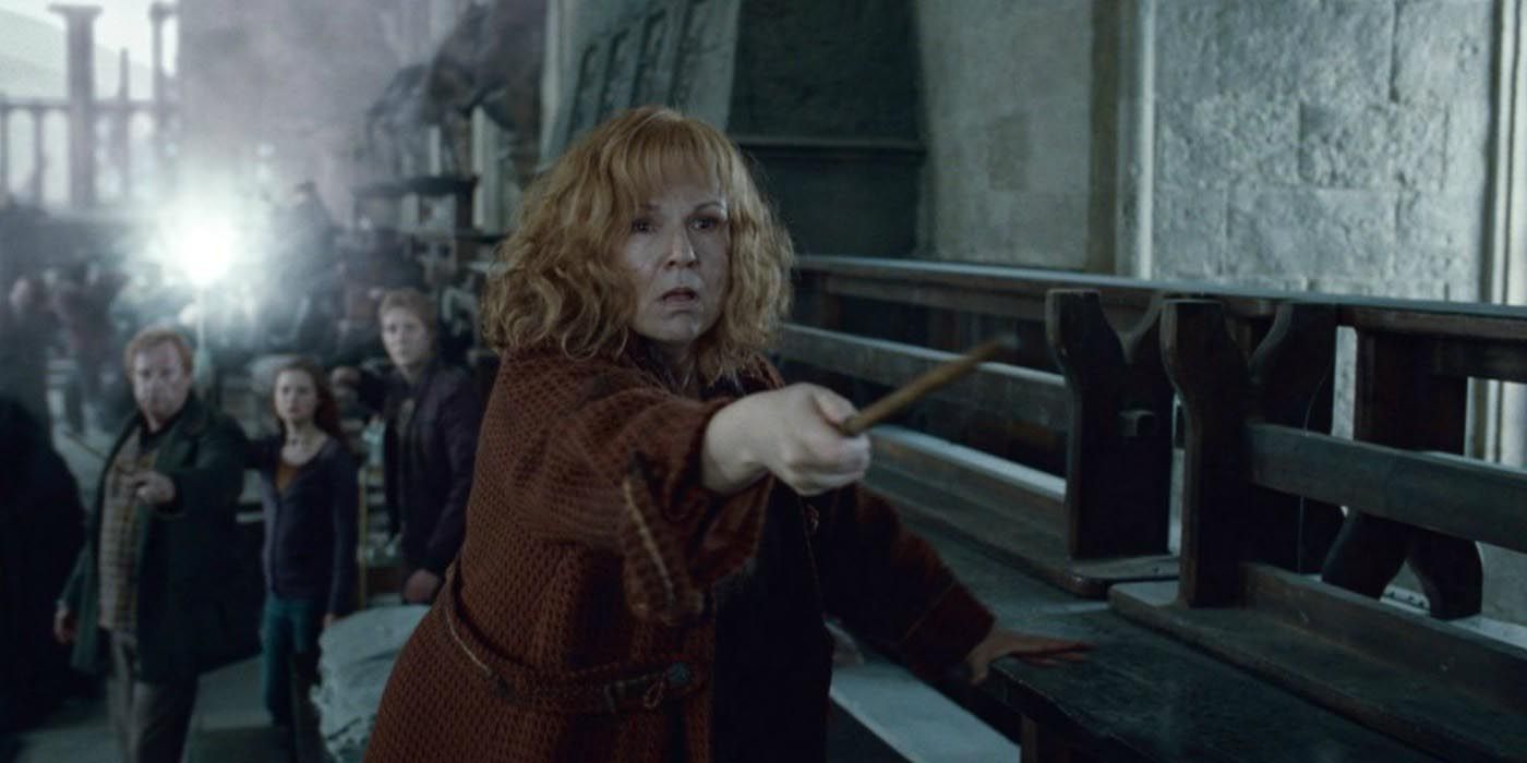 Molly Weasley fighting in the Battle of Hogwarts.