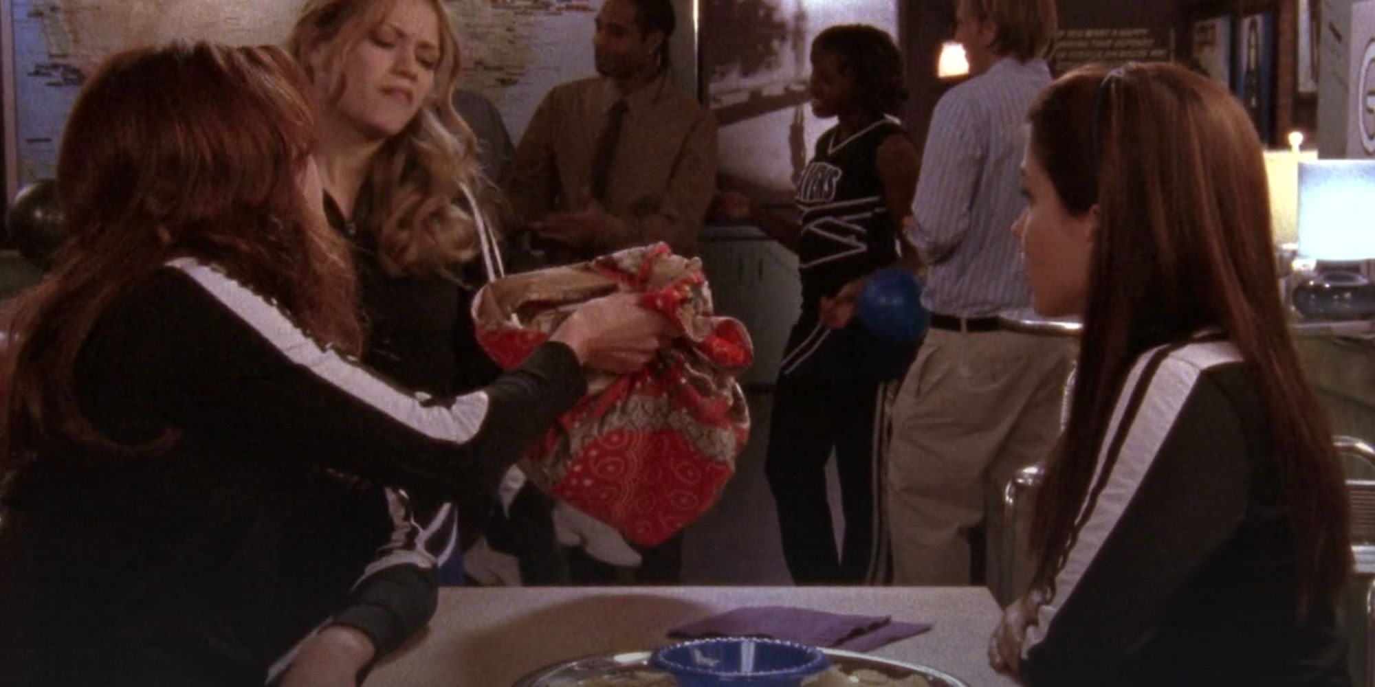 Rachel gives Haley her purse while Brooke watches in One Tree Hill