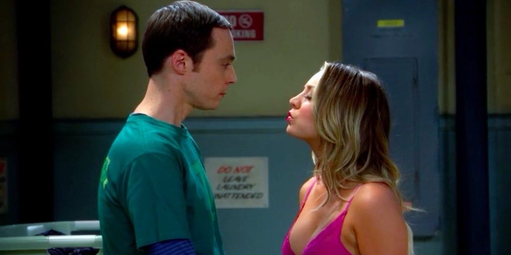 Sheldon Cooper e Penny se beijam em The Big Bang Theory