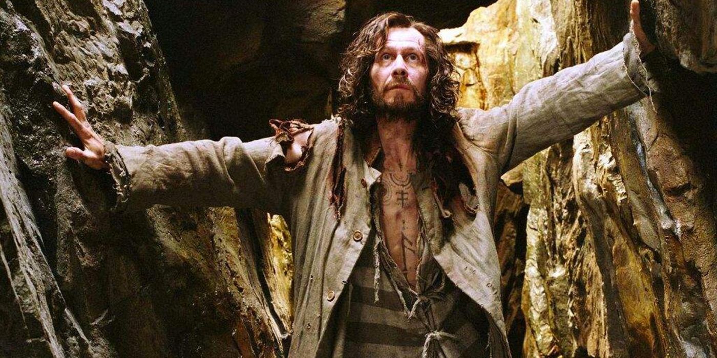 Sirius Black parado em uma caverna.