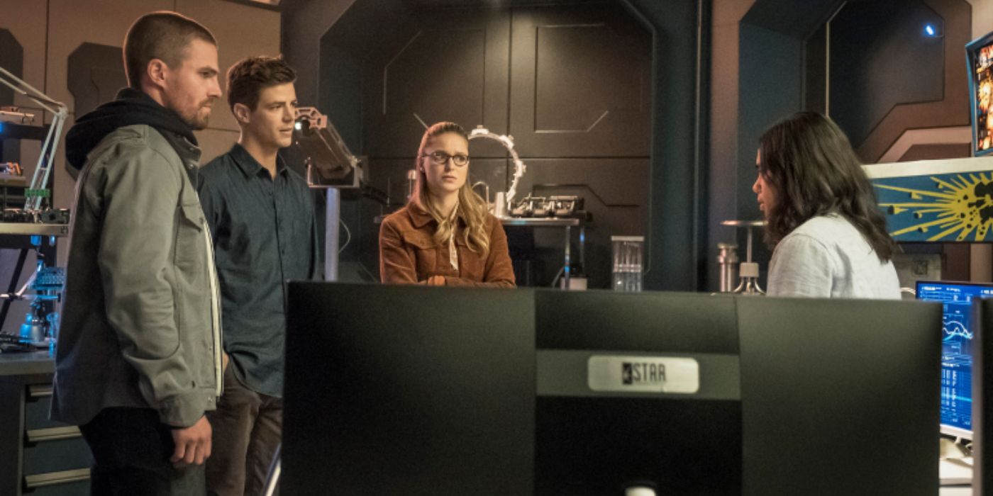 Oliver, Barry, and Kara talk to Cisco in Elseworlds Part 1