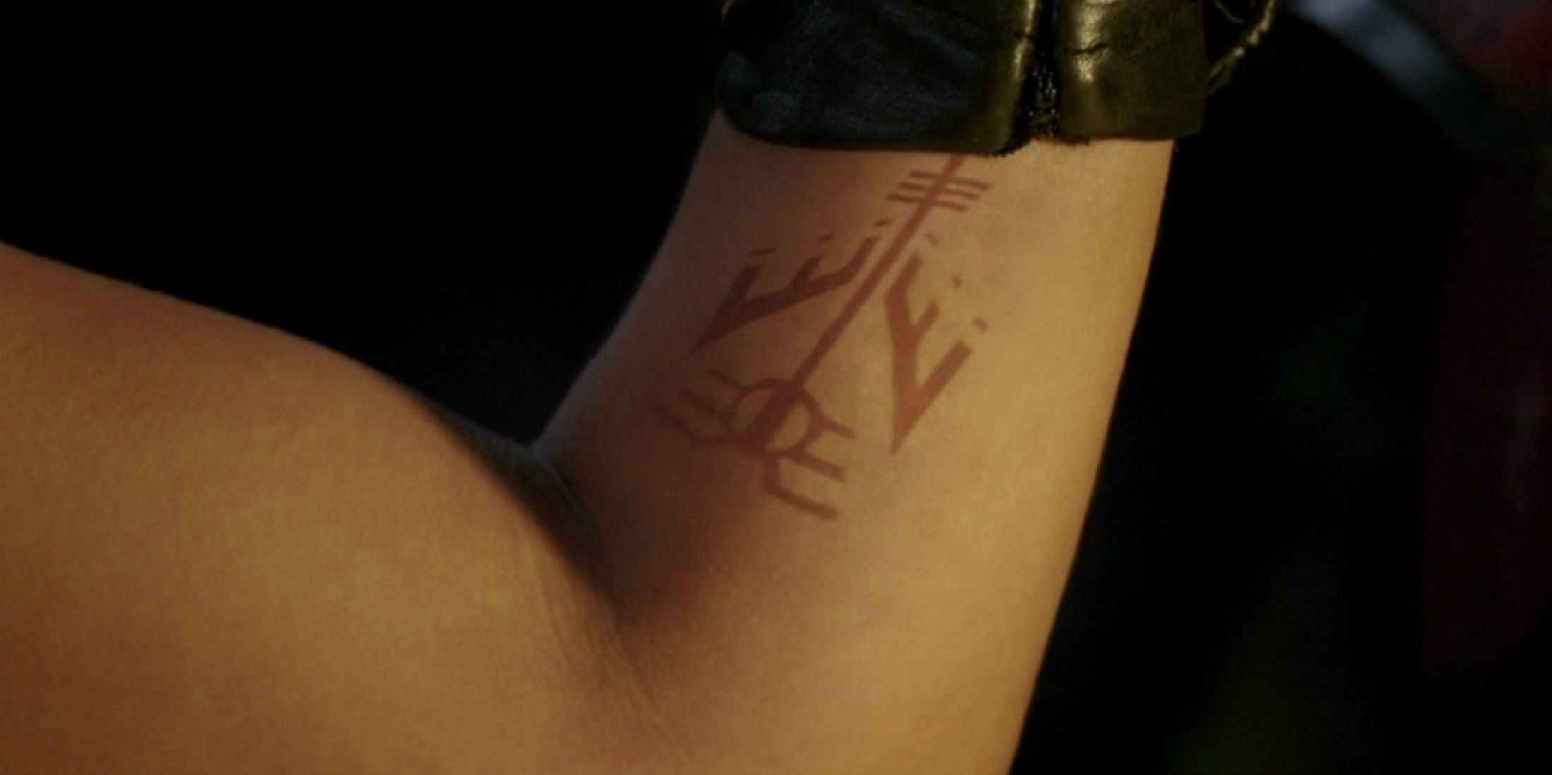 A closeup of the tattoo on Tessa Thompson's arm as Valkyrie in Thor: Ragnarok