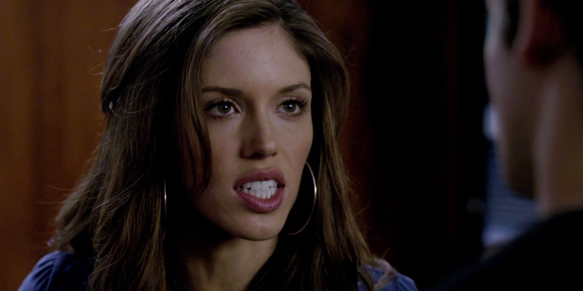 Vicki Donovan rangendo os dentes em The Vampire Diaries