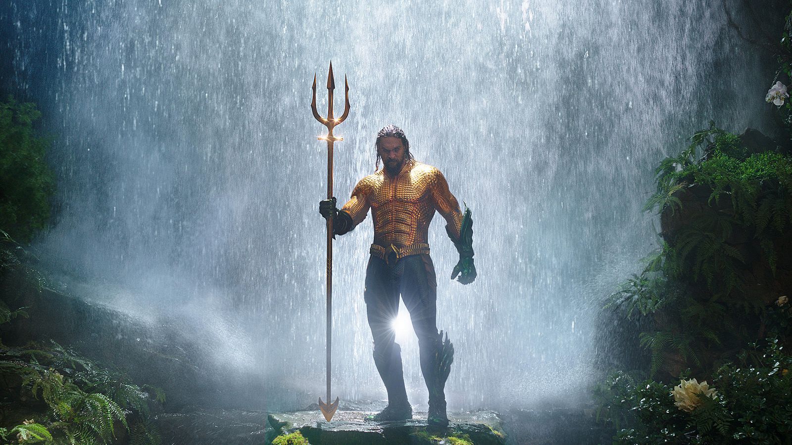 Aquaman em frente a uma cachoeira no DCU.
