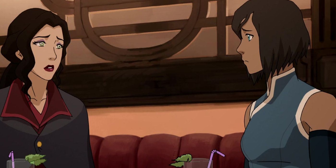Asami e Korra se olham preocupadas enquanto tomam bebidas em The Legend Of Korra
