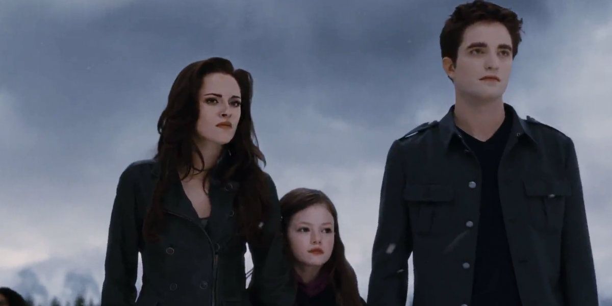 Bella, Renesmee, and Edward standing outside in Twilight