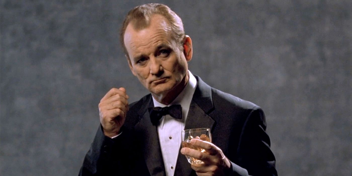 Bill Murray como Bob Harris em um smoking segurando um copo de uísque em Lost in Translation